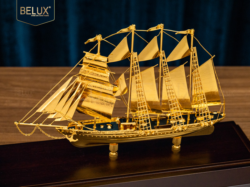 Mô hình thuyền buồm mạ vàng 24K 31x12x22cm&nbsp;M3